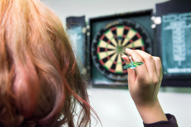 neue-darts-regel-schließt-trans-frauen-aus